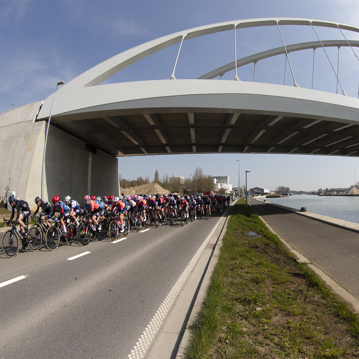 Scheldeprijs 2023 Vrouwen - The peloton pass under Hoogmolenbrug, a new bridge along the Albertkanaal in Schoten