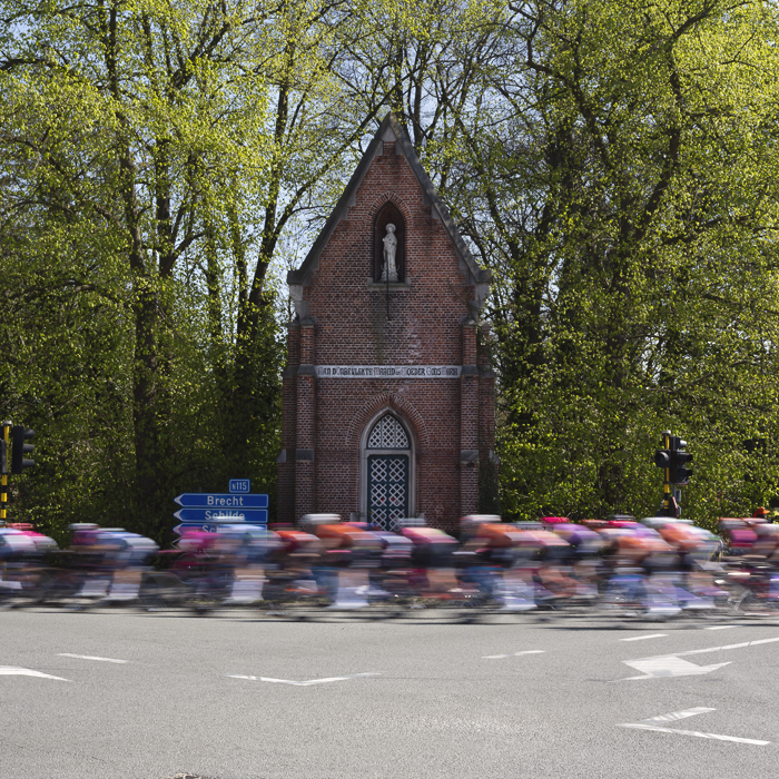Scheldeprijs Vrouwen 2025 - The peloton speeds past a chapel