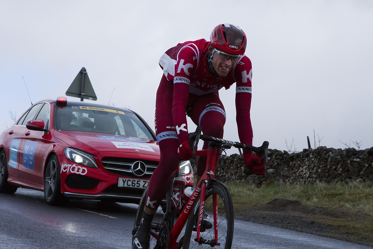 Tour de Yorkshire 2016 - Nils Politt descends in icy weather at Stump Cross