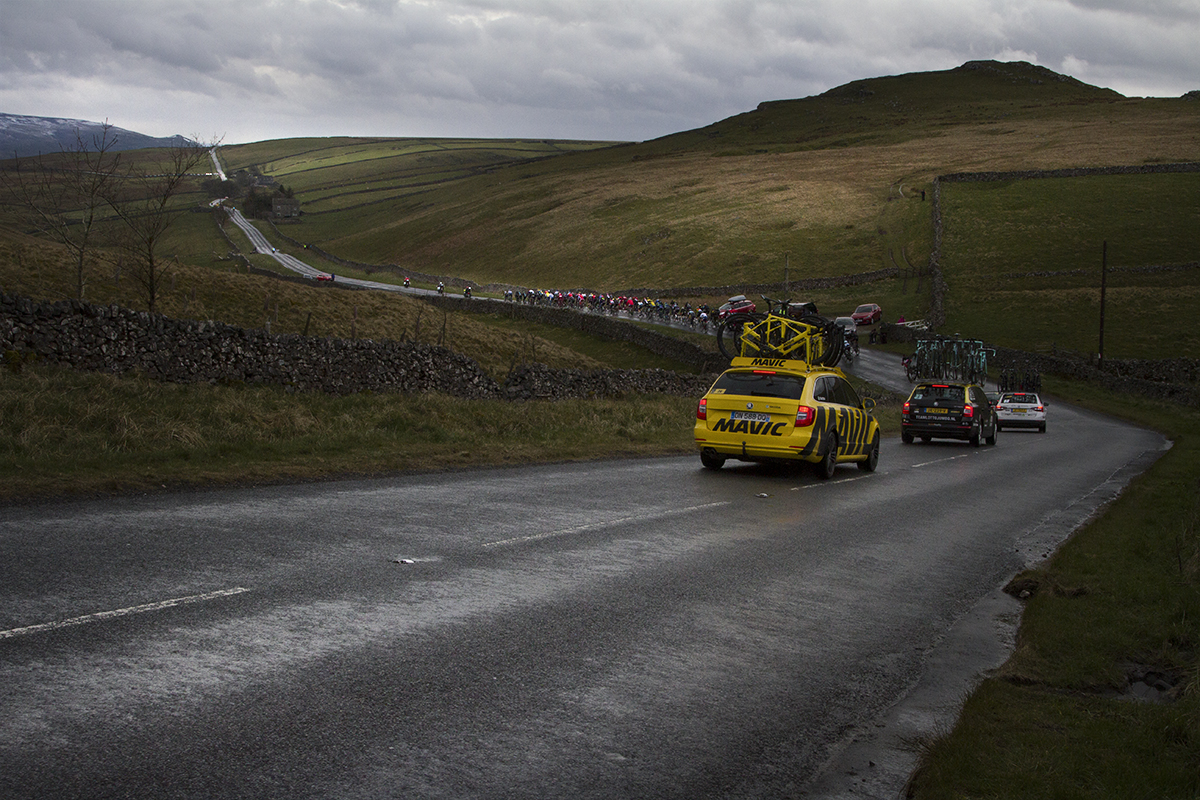 Tour de Yorkshire 2016 - the peloton moves into the distance near Stump Cross