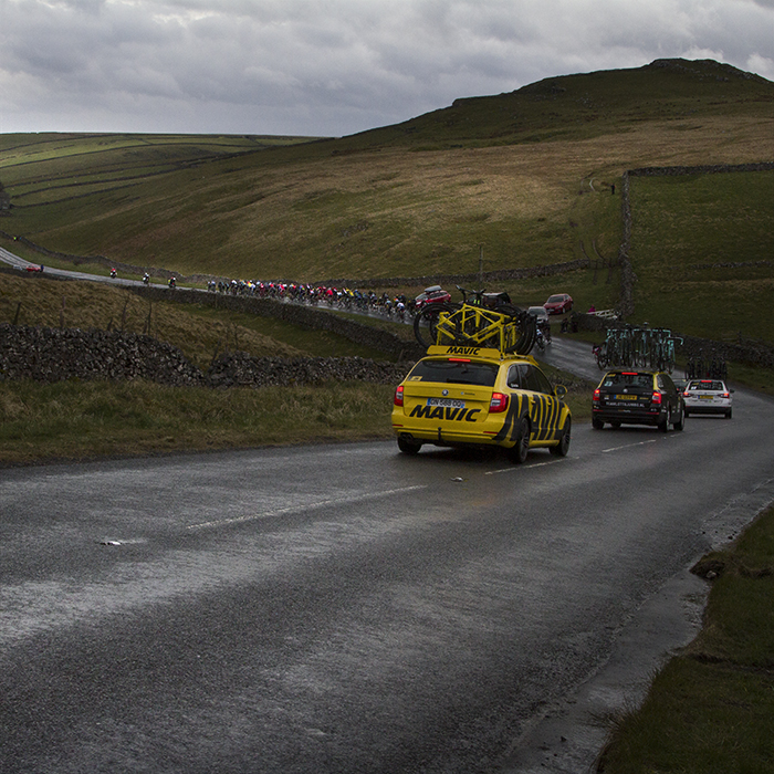 Tour de Yorkshire 2016 - the peloton moves into the distance near Stump Cross