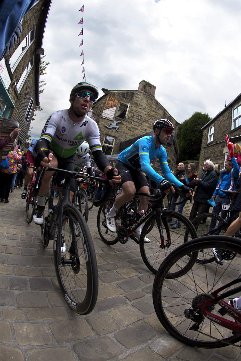 Tour de Yorkshire 2019 - Mark Cavendish tackles the cobbled climb in Haworth