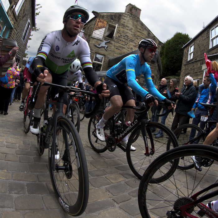 Tour de Yorkshire 2019 - Mark Cavendish tackles the cobbled climb in Haworth