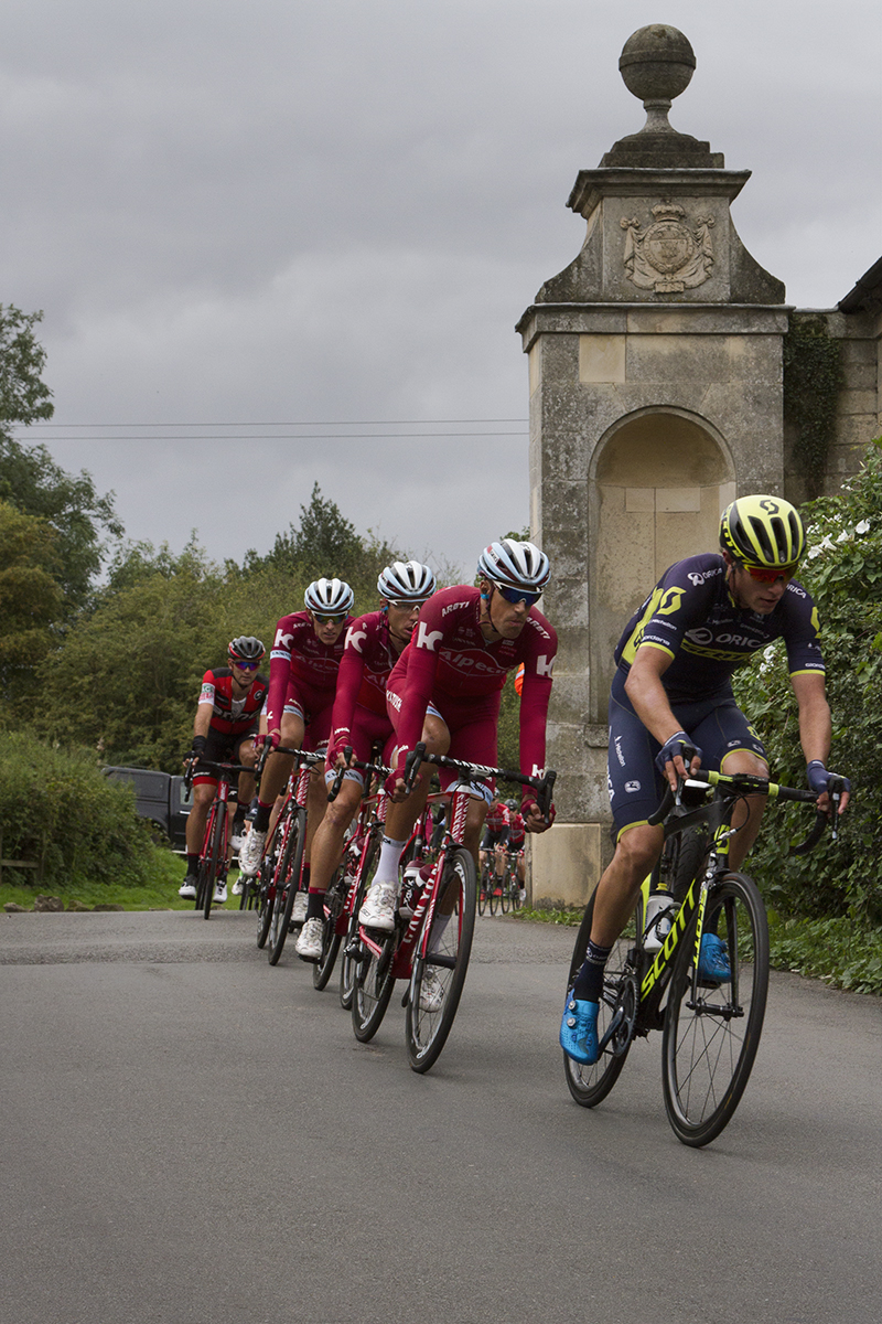 Tour of Britain 2017 - The peloton passes through an ornate gate to Clumber Park