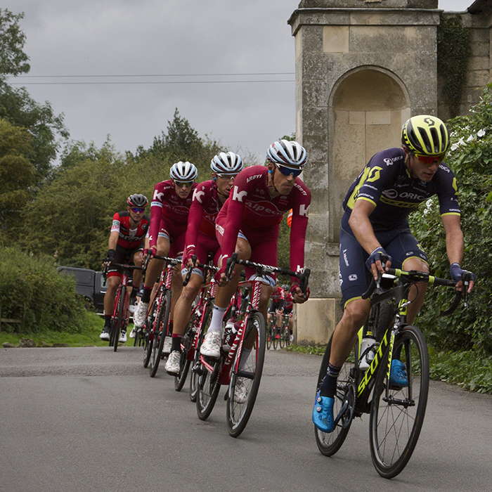 Tour of Britain 2017 - The peloton passes through an ornate gate to Clumber Park