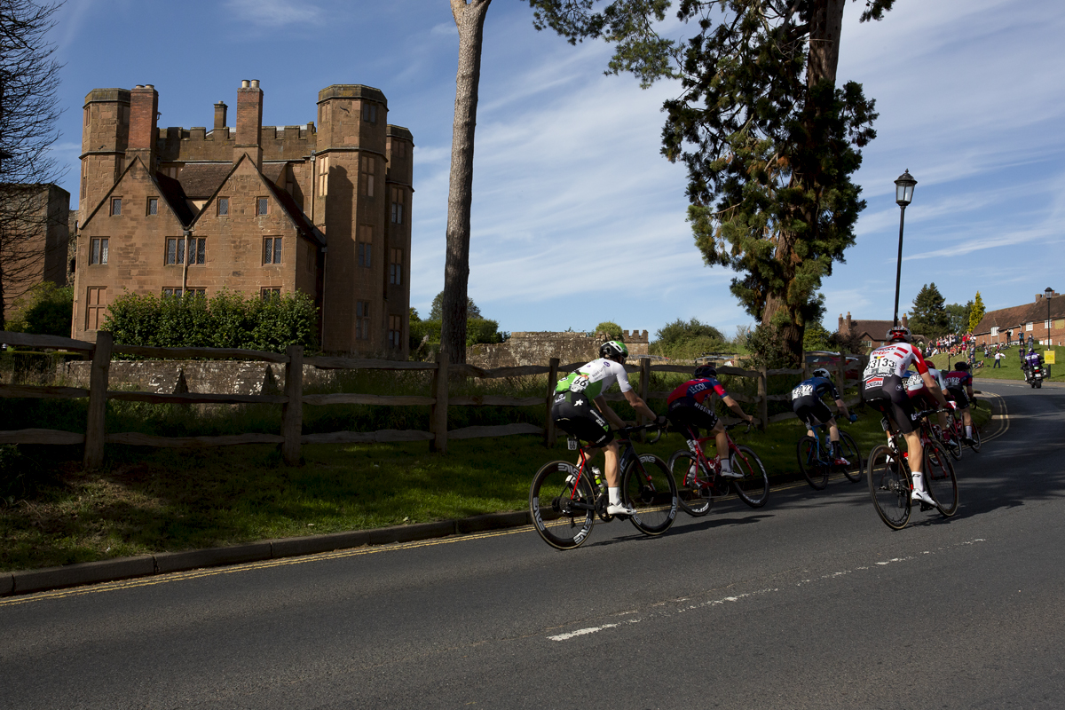 Tour of Britain 2019 - The race passes in front of Kenilworth Castle