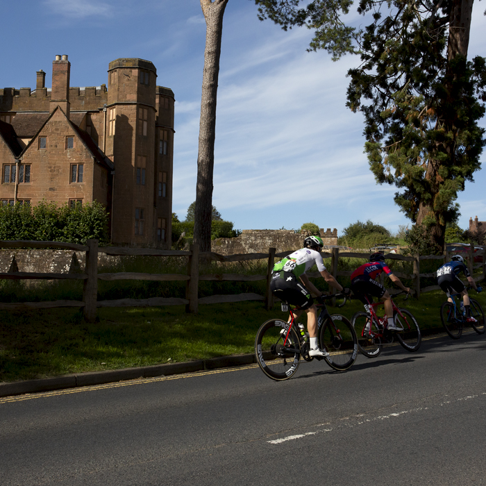 Tour of Britain 2019 - The race passes in front of Kenilworth Castle