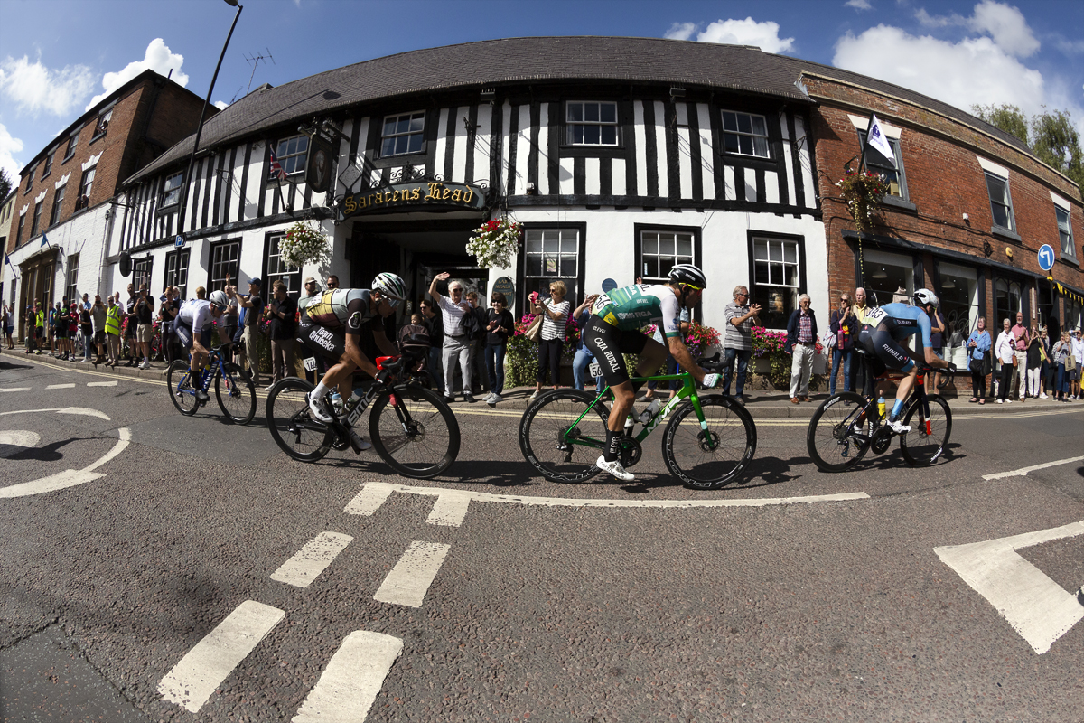 Tour of Britain 2022 - The peloton passes the Saracen’s Head pub in Southwell