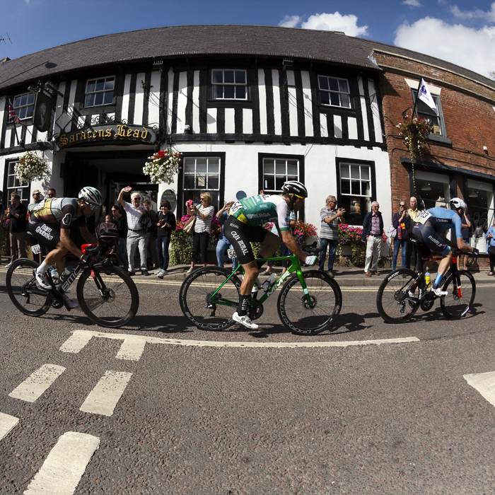 Tour of Britain 2022 - The peloton passes the Saracen’s Head pub in Southwell