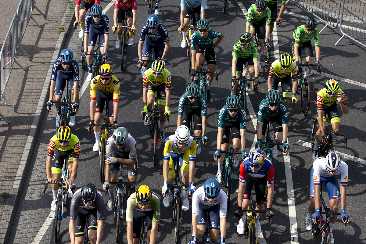 Tour of Britain 2023 - Overhead view of the race as it passes under Southend-on-Sea pier