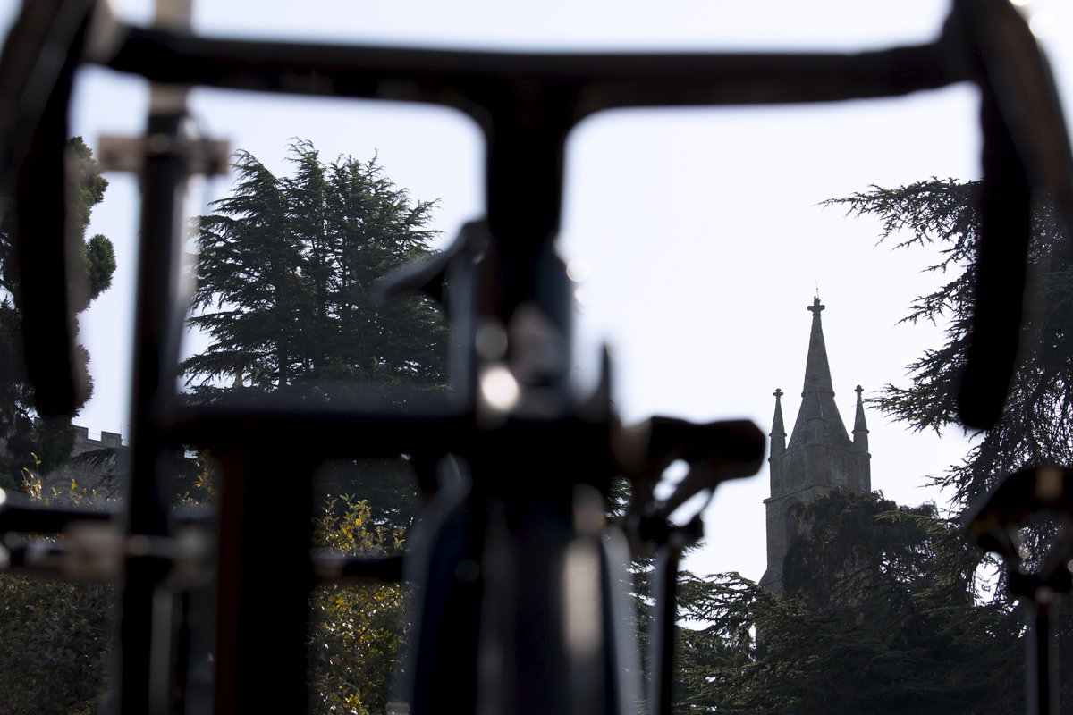 Tour of Britain 2023 - Tewkesbury Abbey with the handlebars of a bike in the foreground