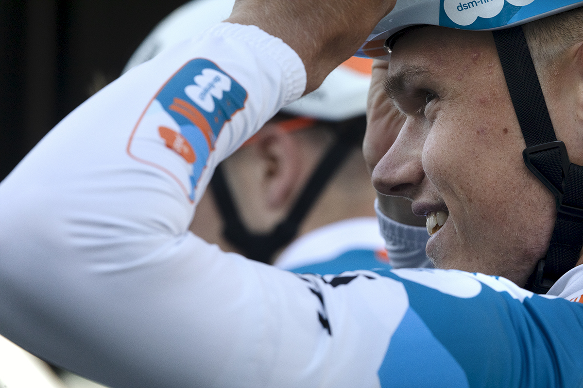 Tour of Britain 2024 - Oscar Onley of Team dsm-firmenich PostNL smiles as he prepares to be presented to a home crowd with his team mates