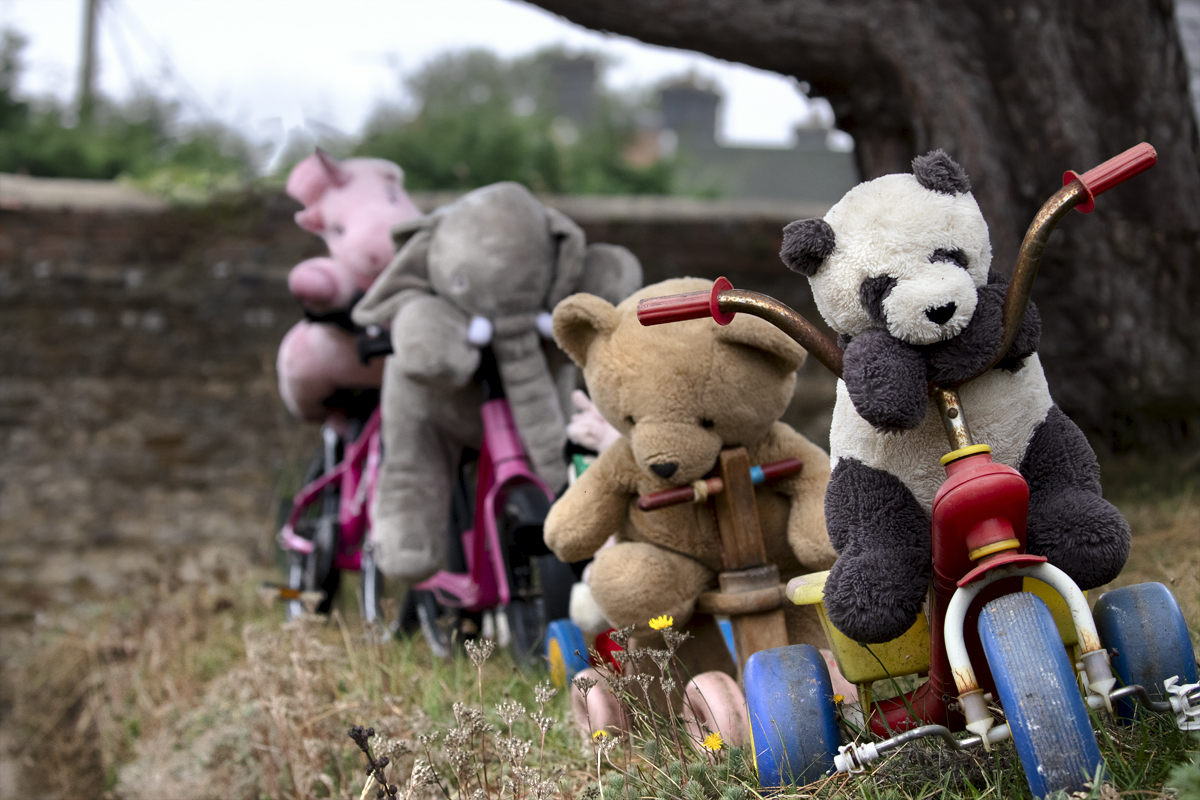 Tour of Britain 2024 - A peloton made from soft toys graces a fan’s garden in the village of Culworth