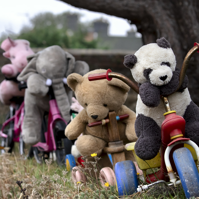 Tour of Britain 2024 - A peloton made from soft toys graces a fan’s garden in the village of Culworth