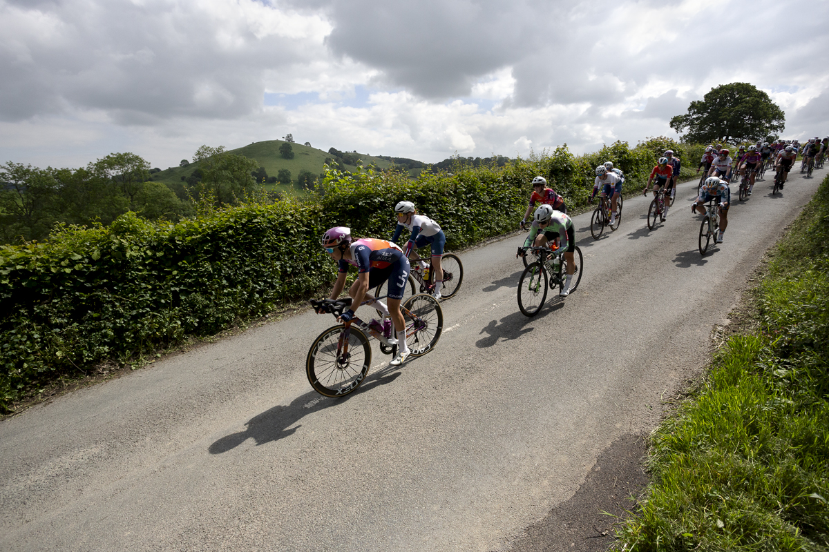 Tour of Britain Women’s 2024 - Riders take a short descent through the Welsh countryside