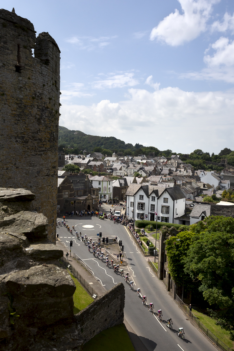 Tour of Britain Women’s 2024 - The peloton passes through Conwy as seen from the top of Conwy Castle