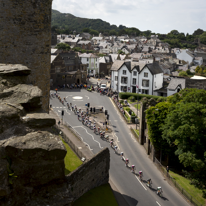 Tour of Britain Women’s 2024 - The peloton passes through Conwy as seen from the top of Conwy Castle