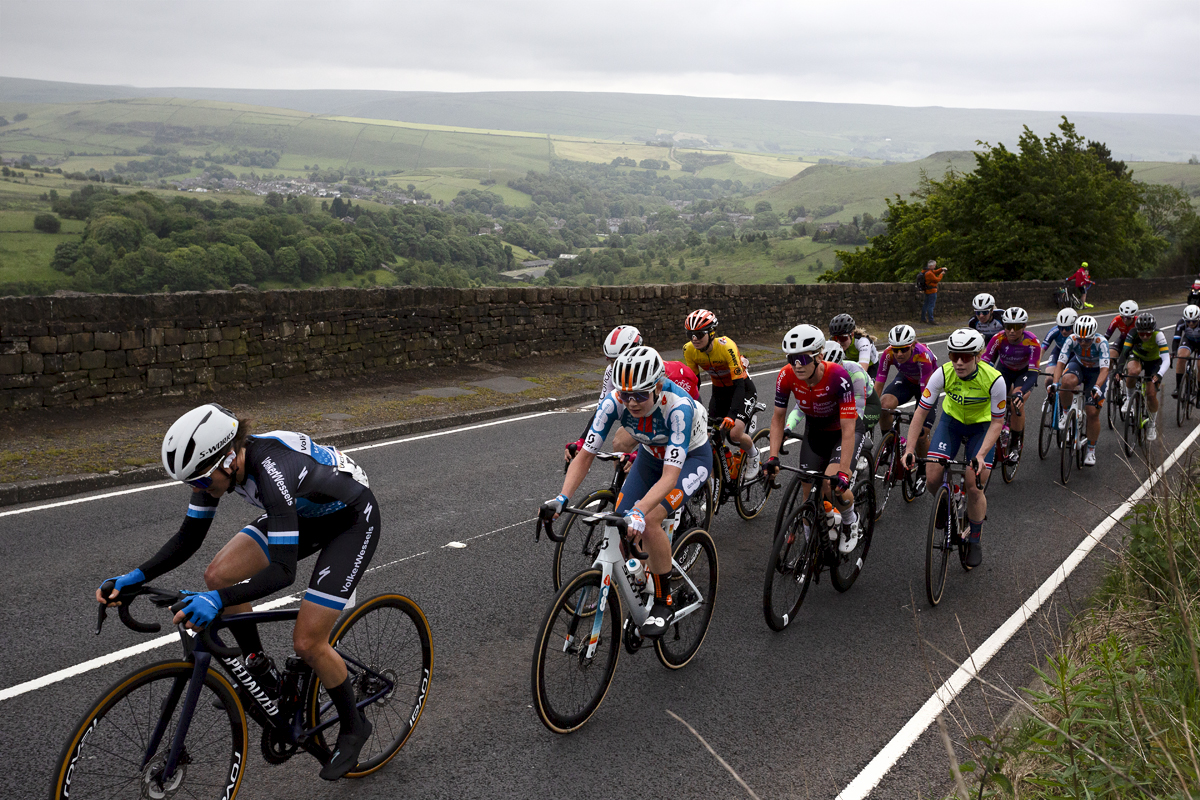 Tour of Britain Women’s 2024 - Riders tackle the Grains Bar climb with the countryside in the background