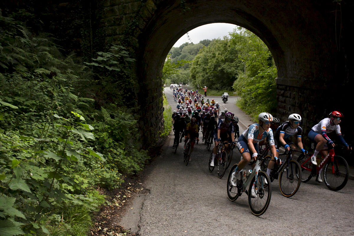 Tour of Britain Women’s 2024 - The peloton passes through a short tunnel in Gresford