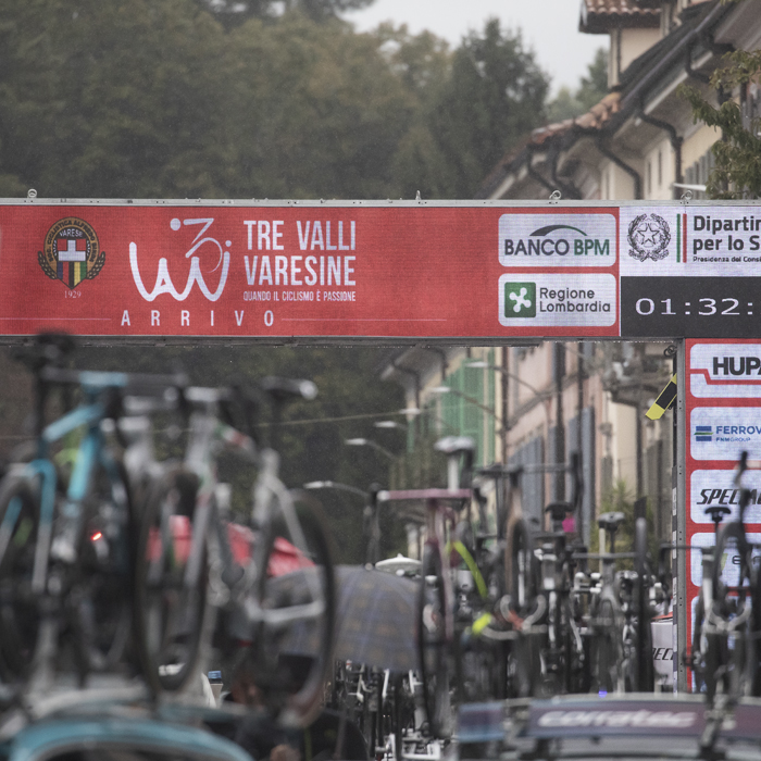 Tre Valli Varesine 2024 - The race convoy of team cars arrive back in Varese