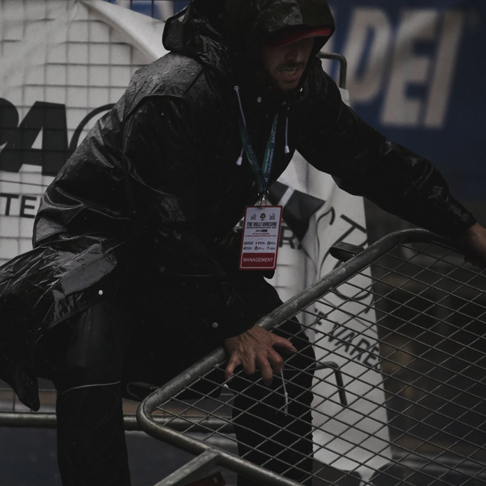 Tre Valli Varesine 2024 - Race officials battle against the elements as they try to restore the barriers