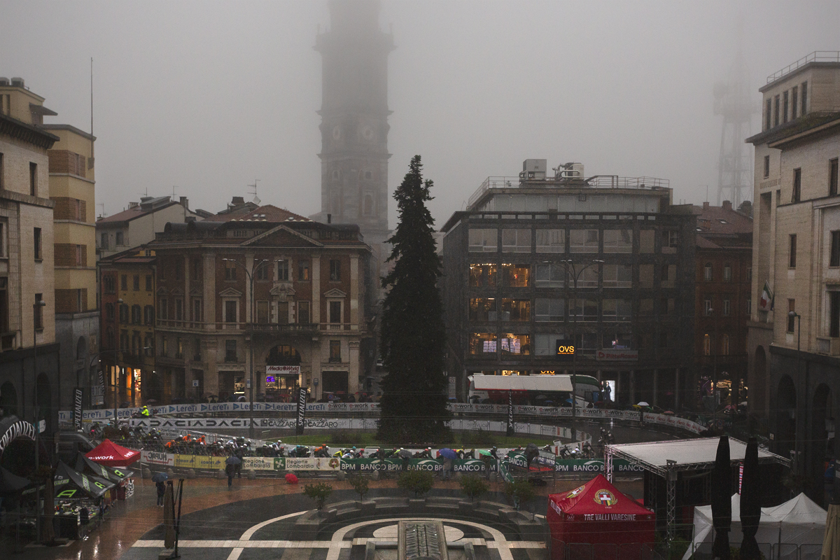 Tre Valli Varesine 2024 - An overview of the race passing through the central piazza in Varese