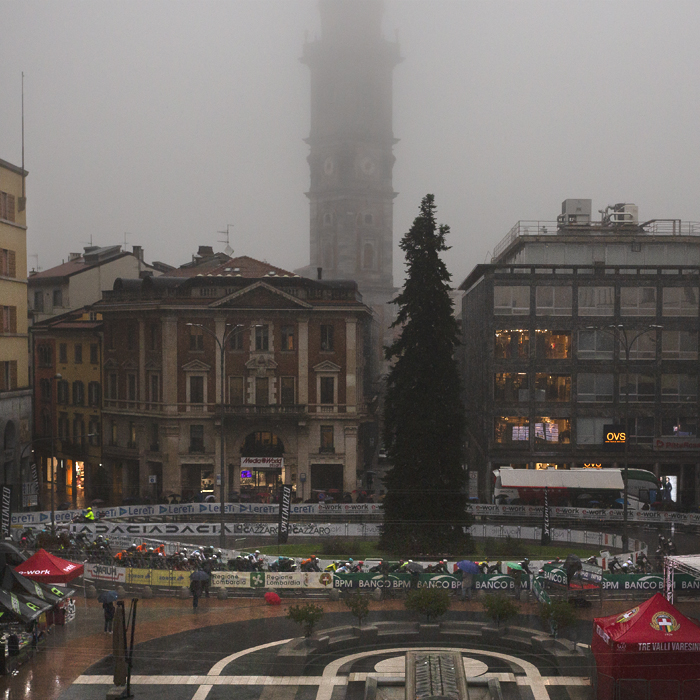 Tre Valli Varesine 2024 - An overview of the race passing through the central piazza in Varese