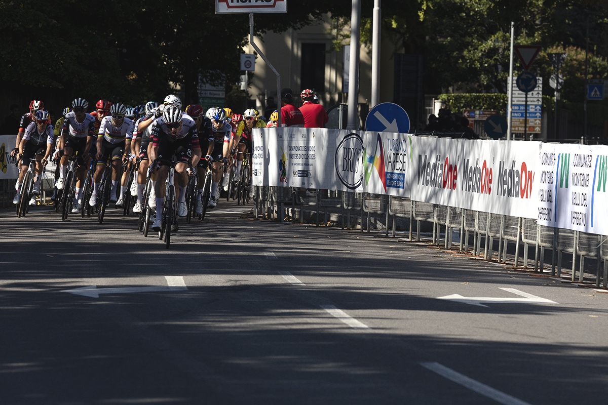 Tre Valli Varesine 2025 - The peloton races down the final straight on the loop in Varese
