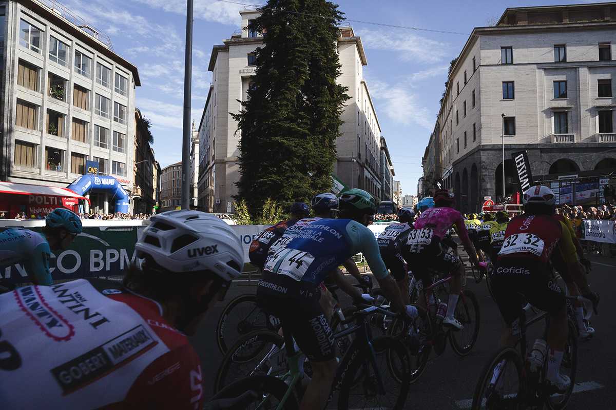 Tre Valli Varesine 2025 - Riders begin to tackle the switchback corner in Piazza Monte Grappa