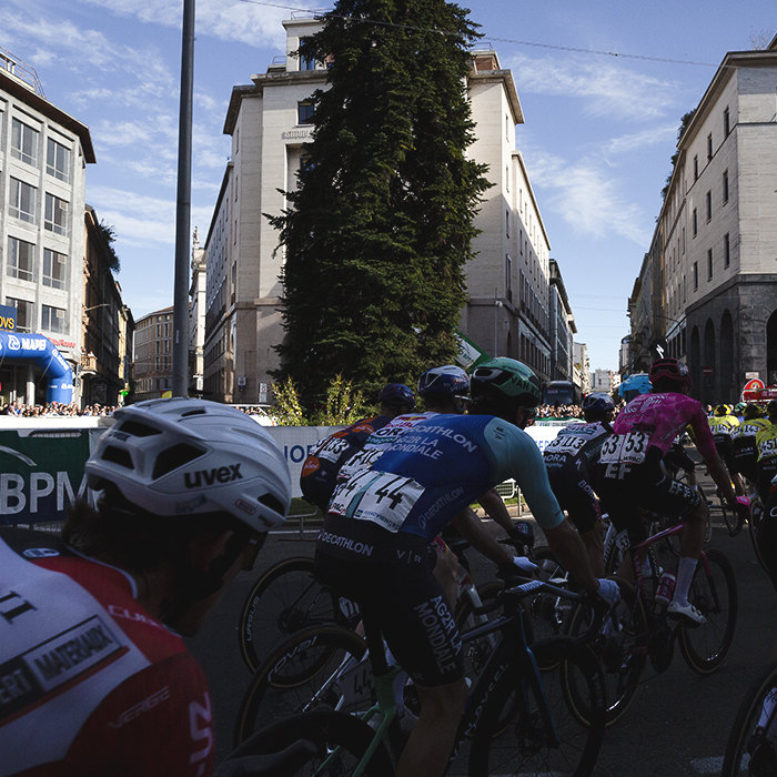 Tre Valli Varesine 2025 - Riders begin to tackle the switchback corner in Piazza Monte Grappa