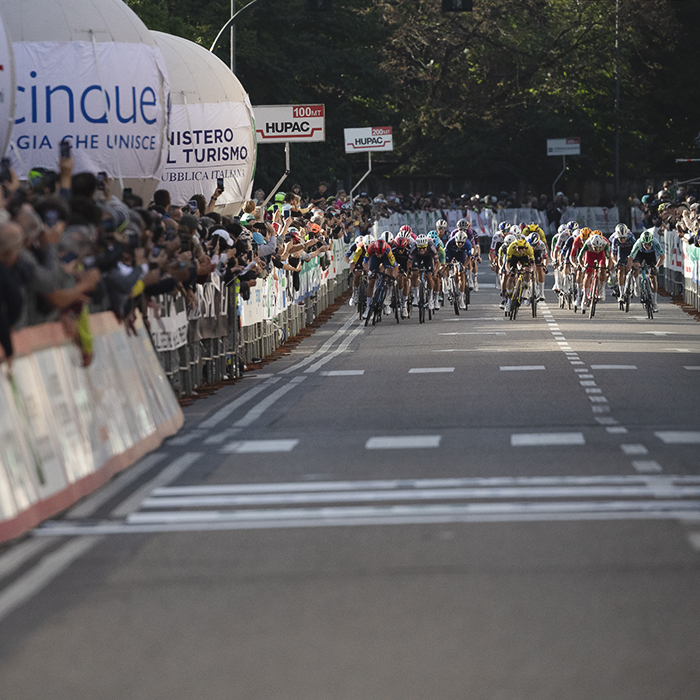 Tre Valli Varesine 2025 - The peloton sprints for the remaining podium places