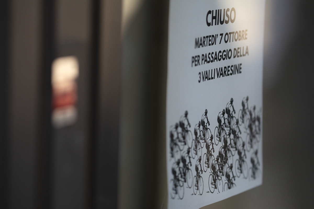 Tre Valli Varesine 2025 - A sign in a shop windows tells potential customers that they are closed for the race