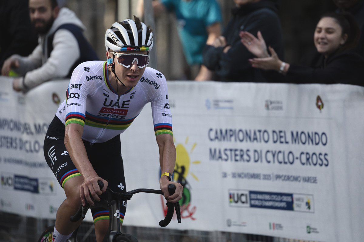 Tre Valli Varesine 2025 - Tadej Pogačar is appluaded for his effort by fans behind the hoardings