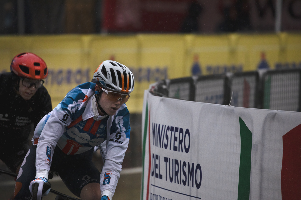 Tre Valli Varesine Women’s Race 2024 - Varese - Becky Storrie of Team dsm-firmenich PostNL rounds a corner in the wet