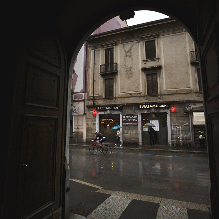 Tre Valli Varesine Women’s Race 2024 - Carloine Andersson in Varese seen through an archway
