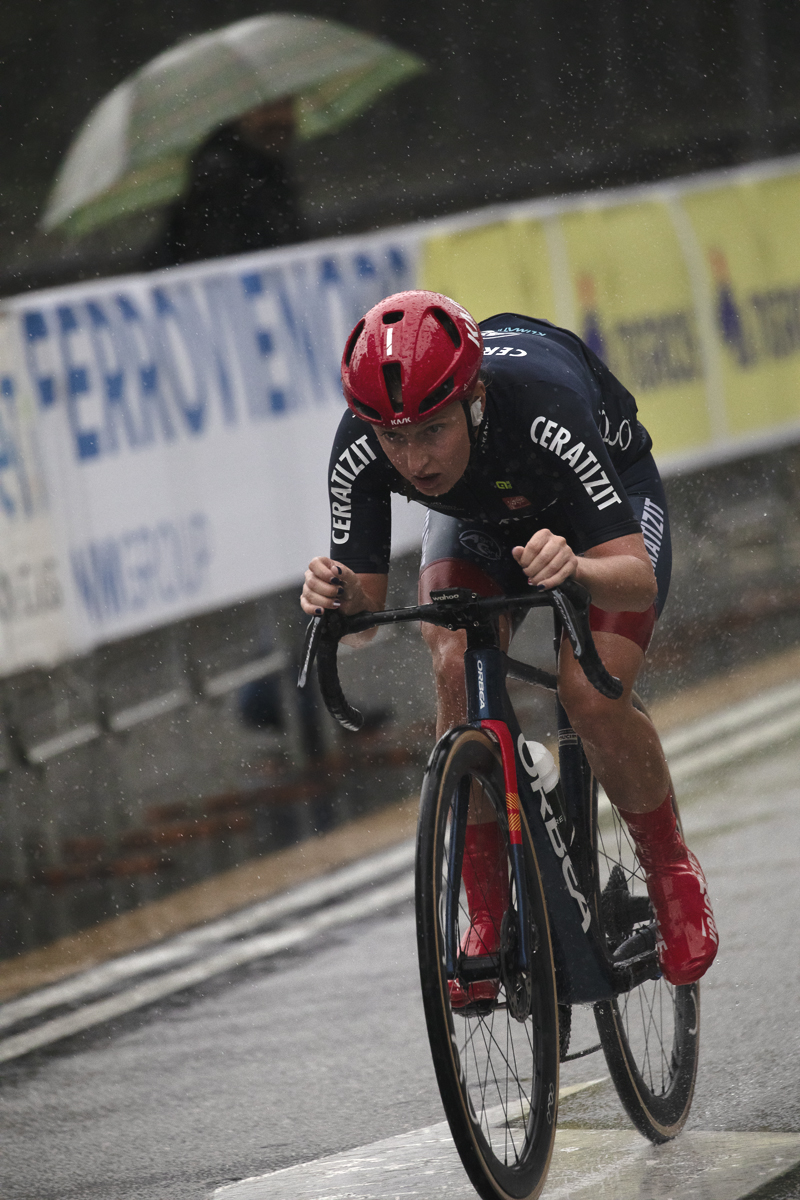 Tre Valli Varesine Women’s Race 2024 - Cédrine Kerbaol pushes through the torrential rain towards the finish