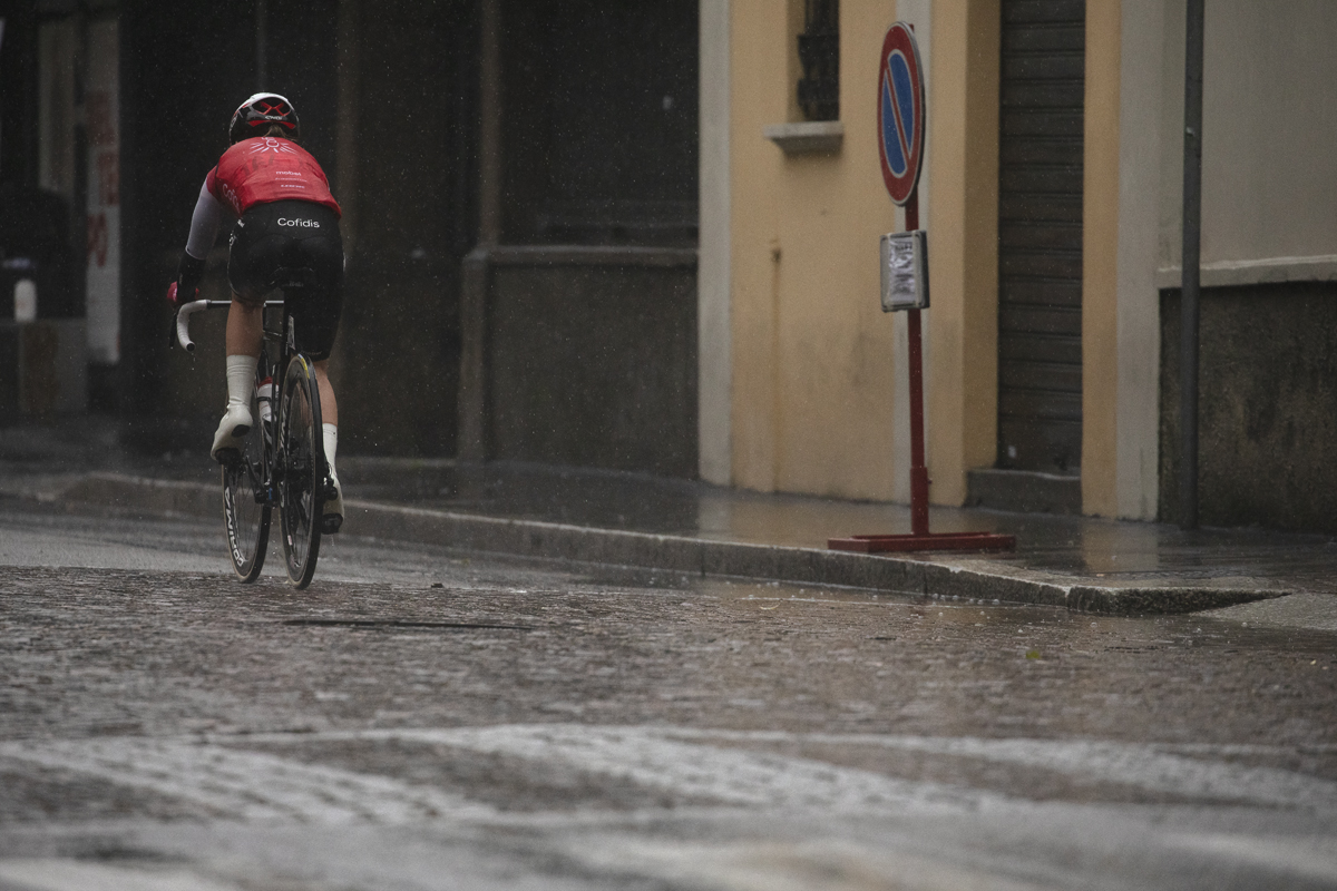 Tre Valli Varesine Women’s Race 2024 - Ema Comte battles through the rain during the race in Varese