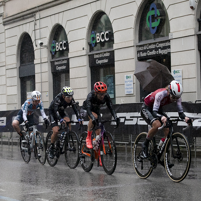 Tre Valli Varesine Women’s Race 2024 - Riders pass down the rain soaked streets of Varese