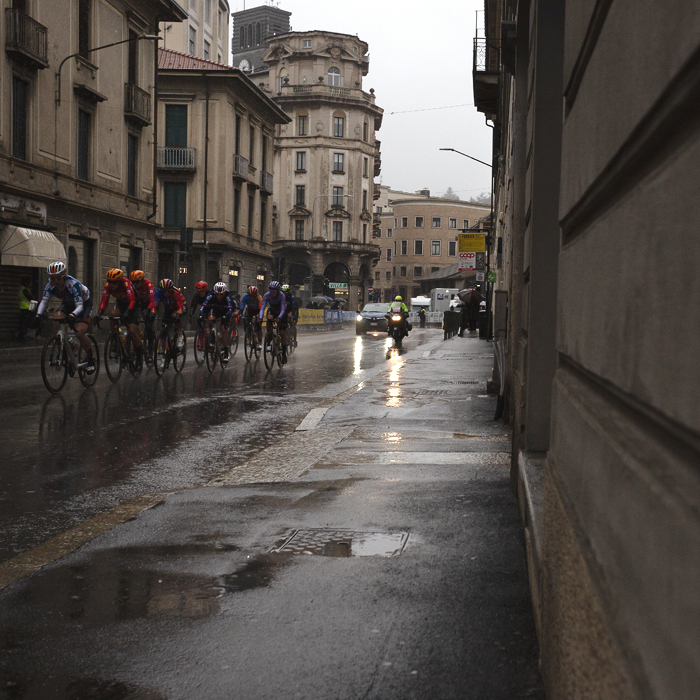 Tre Valli Varesine Women’s Race 2024 - A view of the riders passing down the road in Varese