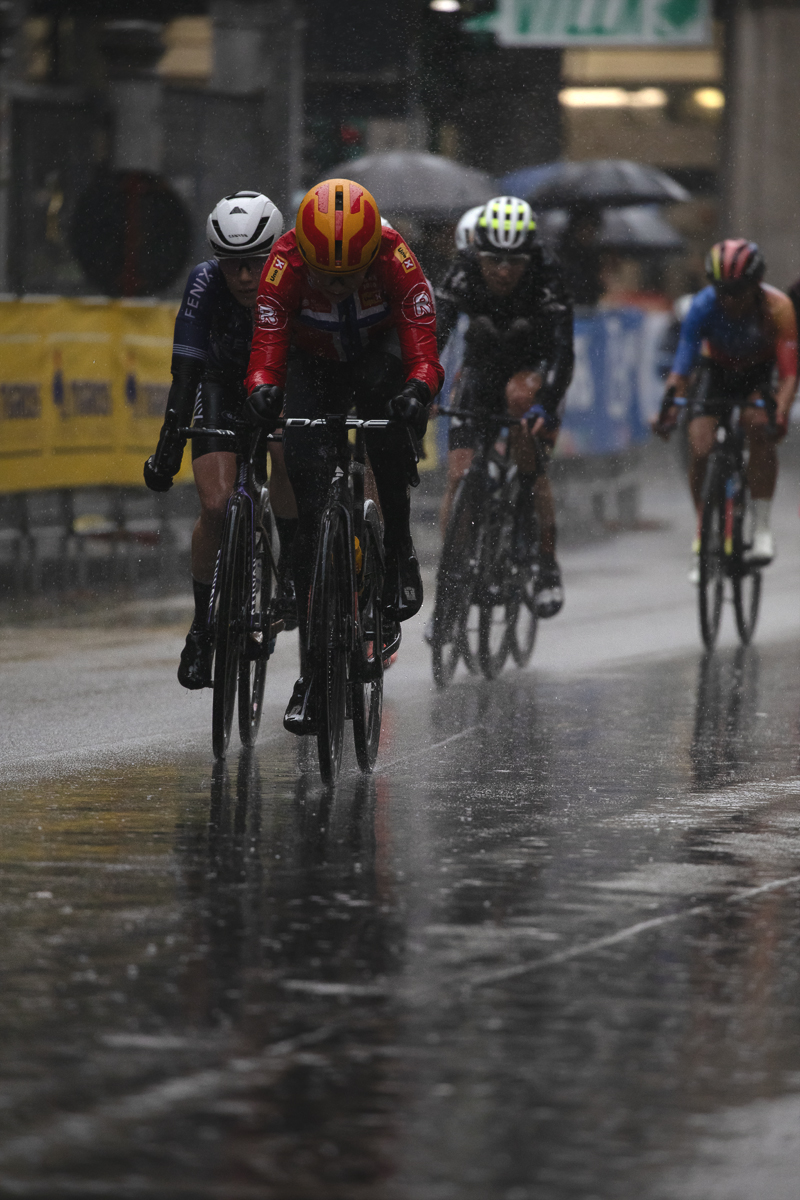 Tre Valli Varesine Women’s Race 2024 - Riders in the torrential rain in Varese