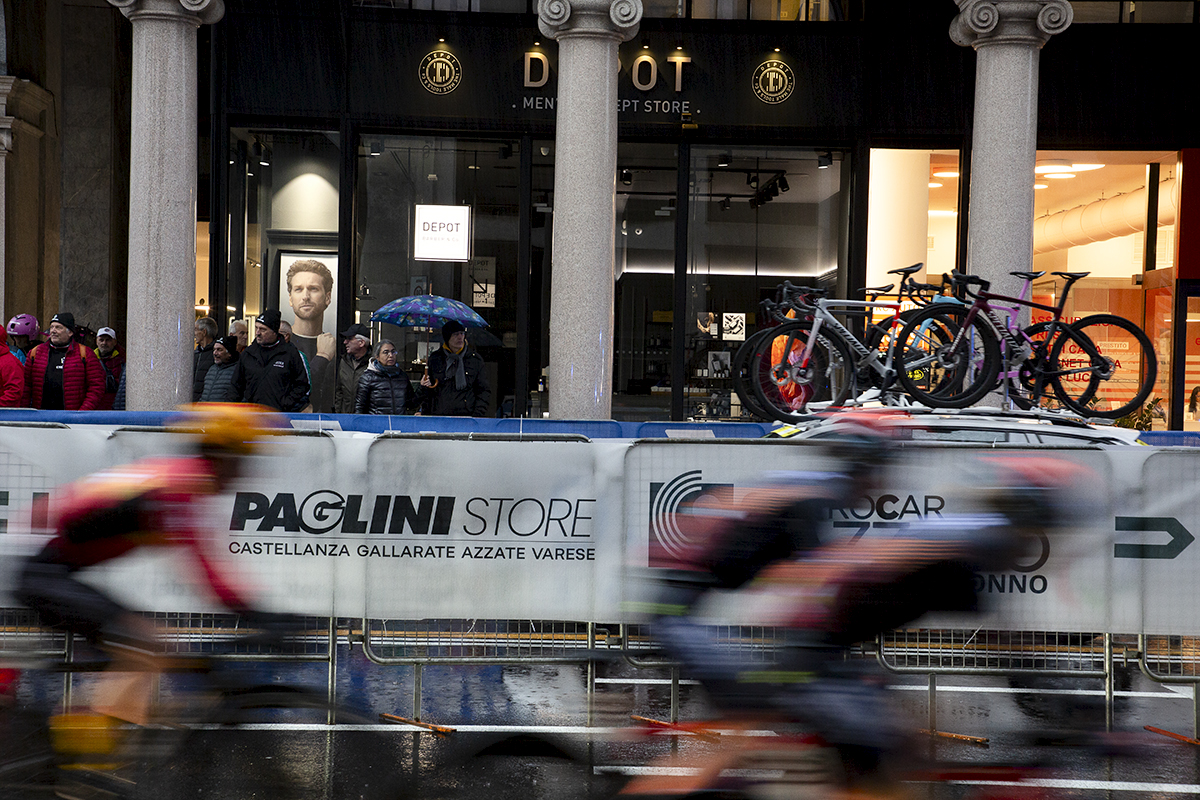 Tre Valli Varesine Women’s Race 2024 - Riders speed through the streets of Varese while spectators take shelter in the colonnades