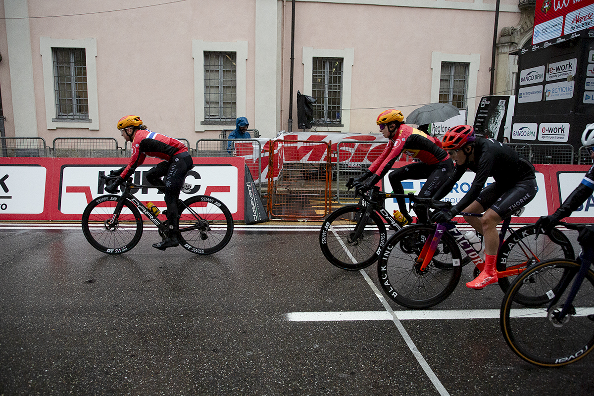 Tre Valli Varesine Women’s Race 2024 - A group of riders cross the finish line in Varese