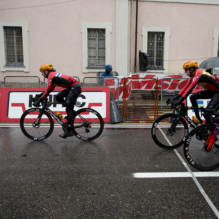Tre Valli Varesine Women’s Race 2024 - A group of riders cross the finish line in Varese