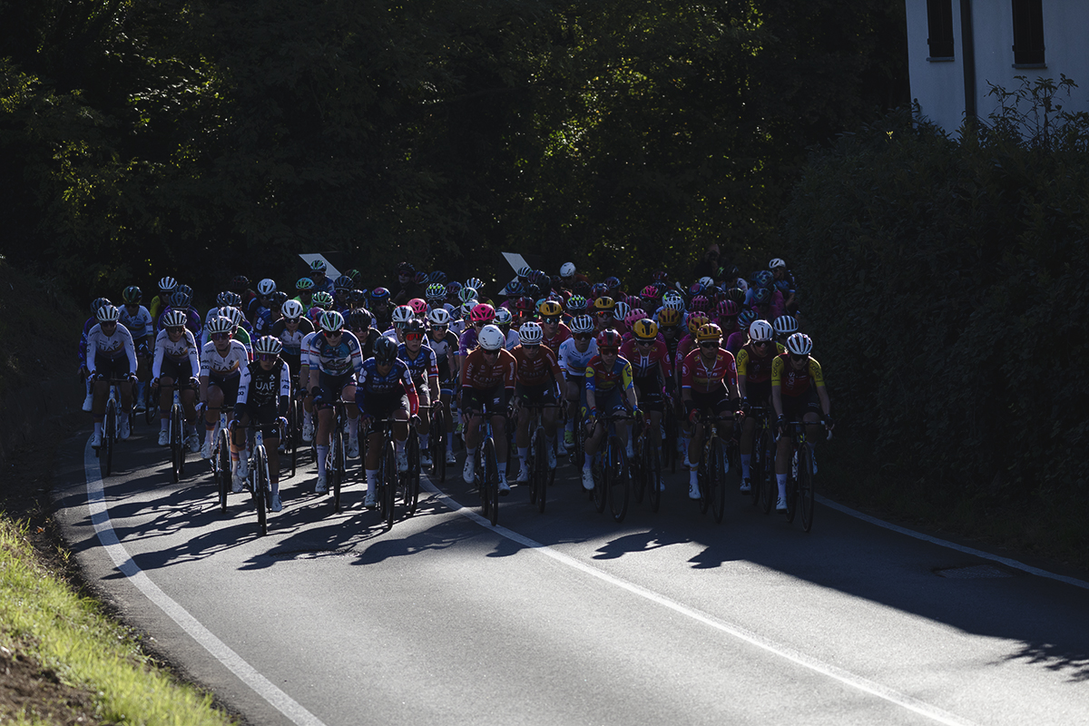Tre Valli Varesine Women’s Race 2025 - The peloton emerge from the shadows as they tackle a tight corner