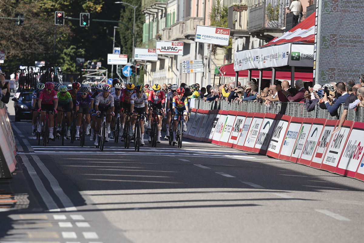 Tre Valli Varesine Women’s Race 2025 - The peloton approach the finish line on one of the laps in Varese