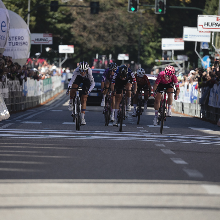 Tre Valli Varesine Women’s Race 2025 - Riders sprint to the line for third place