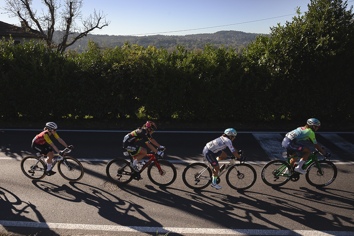 Tre Valli Varesine Women’s Race 2025 - The breakaway seen with hills in the background on the outskirts of Varese