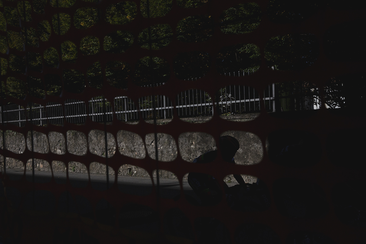 Tre Valli Varesine Women’s Race 2025 - The silhouette of a rider seen through netting
