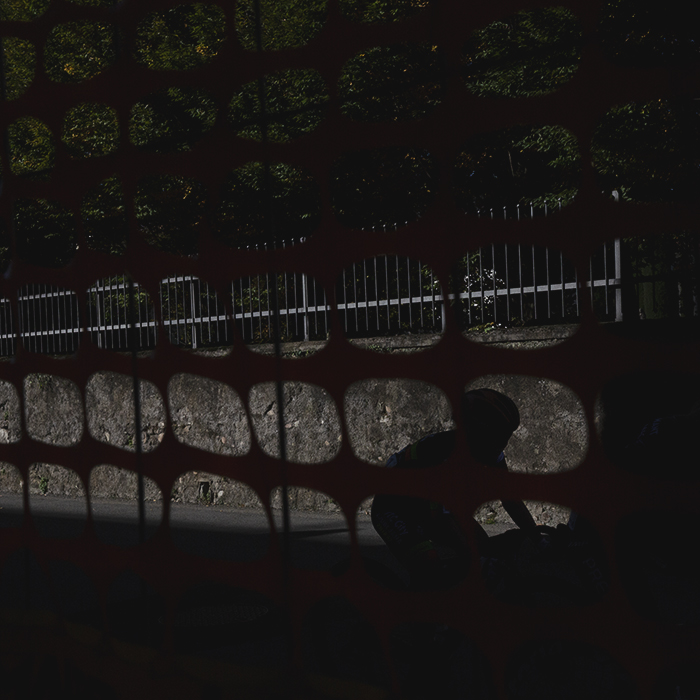 Tre Valli Varesine Women’s Race 2025 - The silhouette of a rider seen through netting