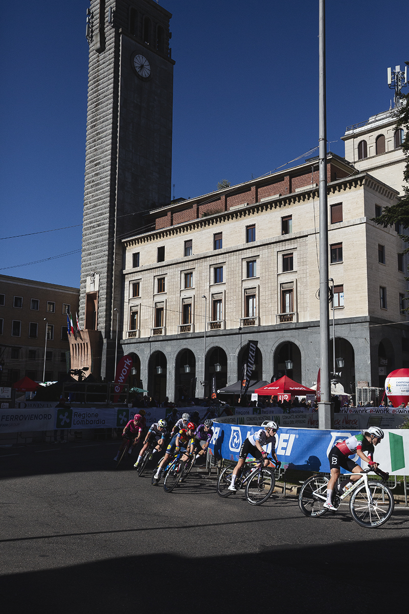 Tre Valli Varesine Women’s Race 2025 - The race rounds the tight bend in the Piazza Monte Grappa in Varese